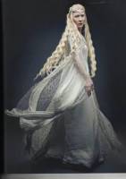Галадриэль с длинными белыми волосами и платьем